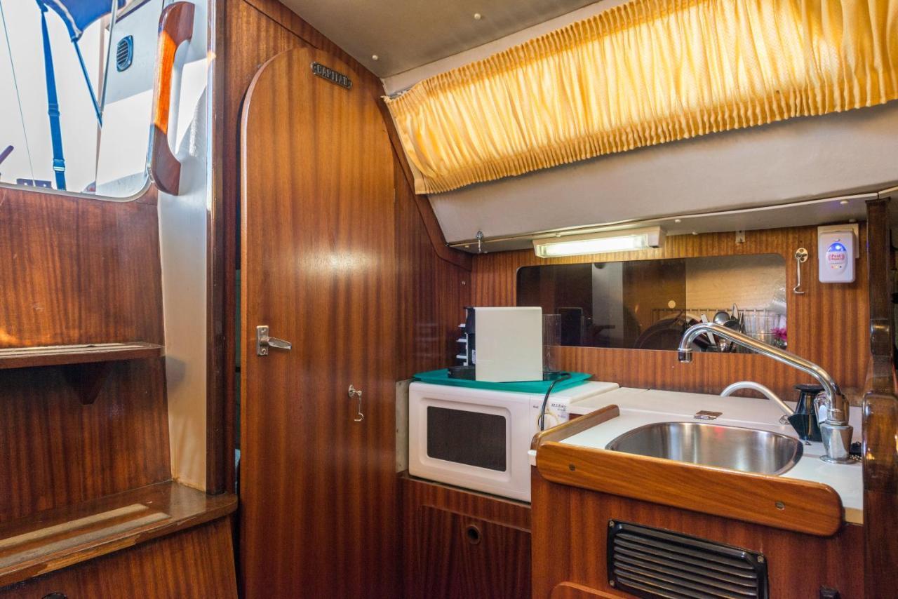 Pequeno Velero En Port Forum Ideal Para Backpackers Sant Adrià de Besòs Eksteriør billede